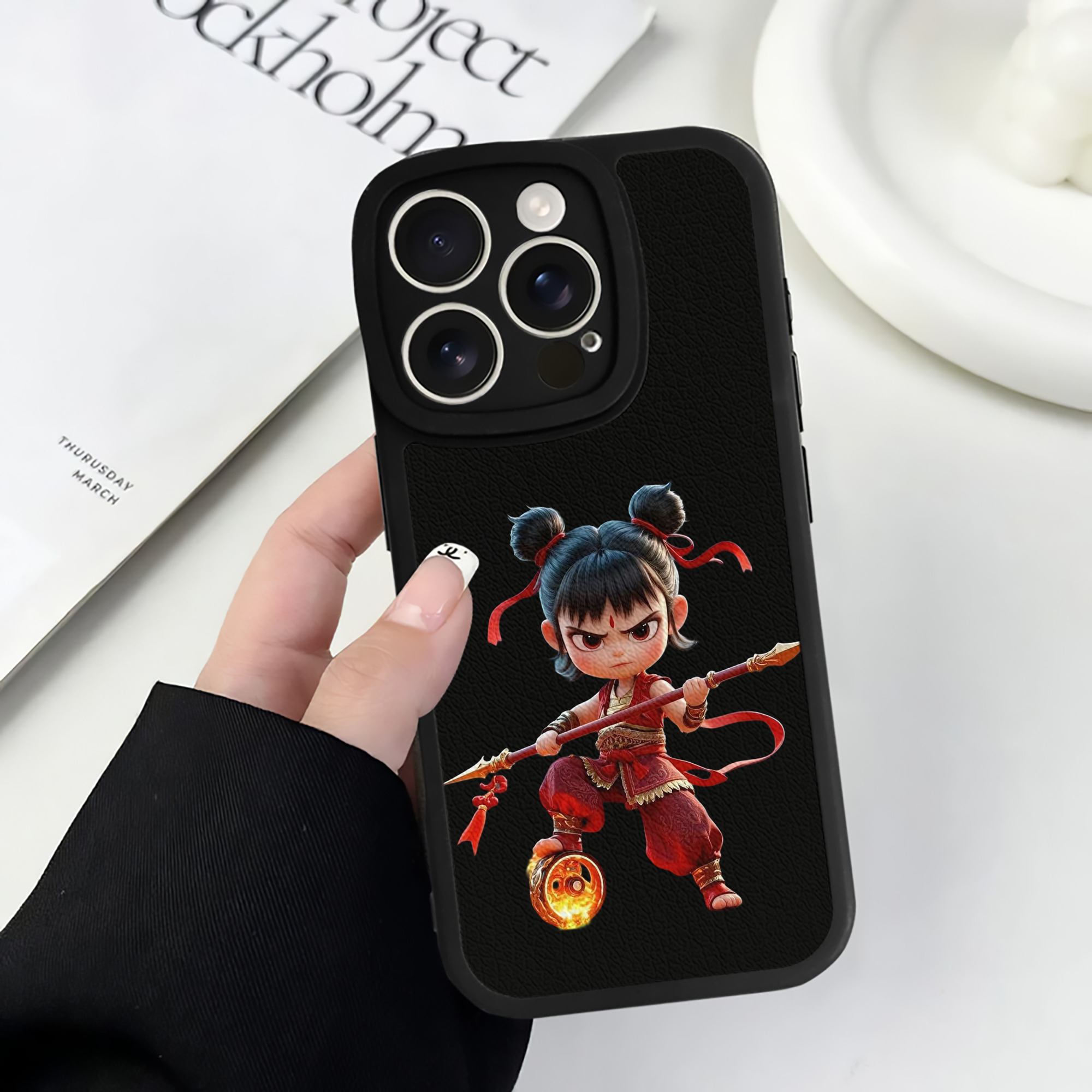 （画像用） Ne Zha 2 ナタ 魔童の大暴れ 【iPhone 16シリーズ対応】シリコンスマホケース（レザー調） 材質：シリコン